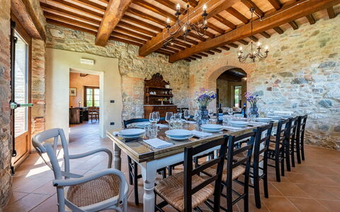Podere Collelungo 14: Mueble, Pared, Mesa, Cocina Y Comedor Mesa, Comedor, Silla, Diseño De Interiores, Piso, Restaurante, Mesa De Café