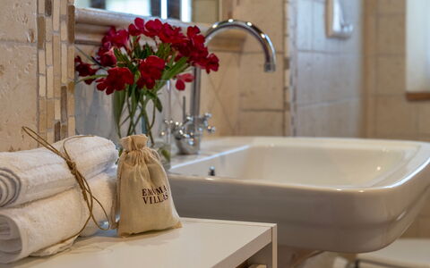Podere Collelungo 14: Arreglo De Tubería, Diseño De Interiores, Lavabo Del Baño, Grifo, Lavabo, Baño, Plomería, Cortar Flores, Espejo
