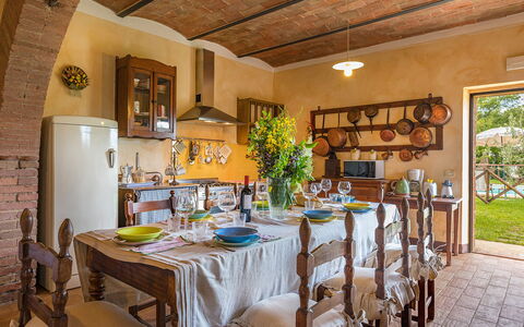 Podere Bagnolo 8: Mueble, Diseño De Interiores, Mesa, Silla, Cocina Y Comedor Mesa, Comedor, Piso, Encendiendo, Habitación, Casa