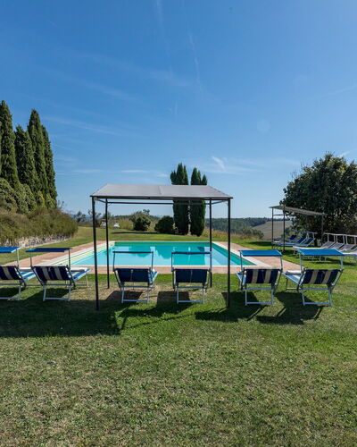 Il Poderuccio 17: Mueble Para Exteriores, Piscina, Mueble, Ocio, Sombra, Mesa Al Aire Libre, Jardín, Paisajismo, Césped, Patio Interior