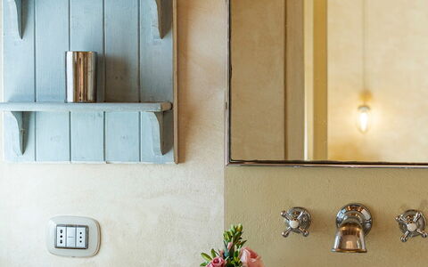 L'Oliveta 6: Pared, Diseño De Interiores, Arreglo De Tubería, Espejo, Encendiendo, Lavabo Del Baño, Plomería, Grifo, Baño, Lámpara