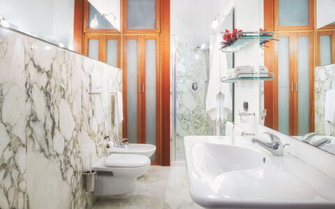 Villa Croci 12: Diseño De Interiores, Piso, Arreglo De Tubería, Suelo, Grifo, Lavabo, Plomería, Baño, Loseta, Habitación