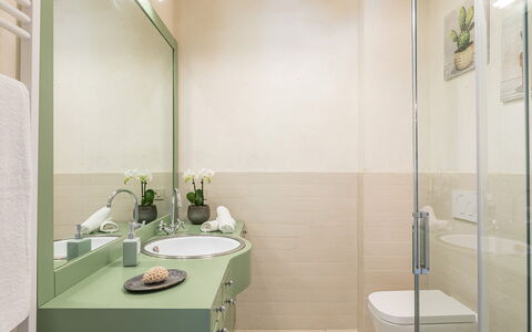 Torre Ginestre 12: Baño, Lavabo Del Baño, Diseño De Interiores, Arreglo De Tubería, Piso, Pared, Lavabo, Suelo, Grifo, Mueble De Baño