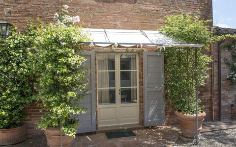 Albachiara 8: Maceta, Puerta, Planta De Casa, Sombra, Inicio De La Puerta, Jardín, Toldo, Estructura Al Aire Libre, Yarda