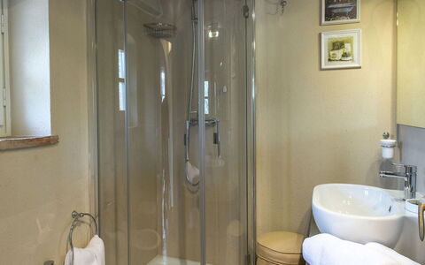 Albachiara 8: Baño, Arreglo De Tubería, Diseño De Interiores, Suelo, Piso, Habitación, Plomería, Puerta, Grifo, Ducha