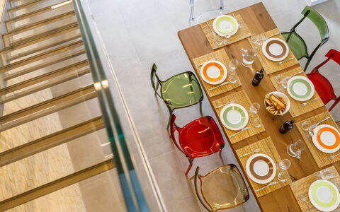 La Fonte di Santa Regina 8: Mueble, Diseño De Interiores, Madera, Mesa, Piso, Silla, Comedor, Cocina Y Comedor Mesa, Suelo, Encendiendo