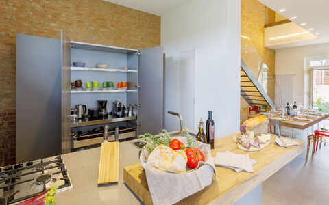 La Fonte di Santa Regina 8: Diseño De Interiores, Mueble, Cocina, Piso, Mostrador, Aparato De Cocina, Suelo, Encendiendo, Techo, Casa