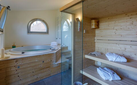 La Fonte di Santa Regina 8: Piso, Diseño De Interiores, Suelo, Arreglo De Tubería, Madera, Mueble, Techo, Bañera, Habitación, Baño