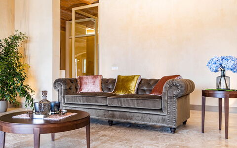 Il Poggiarellone 14: Mueble, Diseño De Interiores, Sofá, Piso, Sala, Suelo, Marrón, Habitación, Suelos De Madera