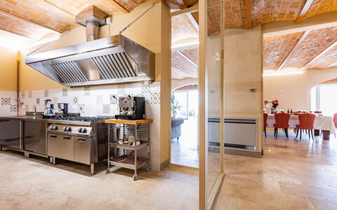 Il Poggiarellone 14: Diseño De Interiores, Mueble, Madera, Piso, Techo, Cocina, Encendiendo, Mostrador, Suelo, Silla