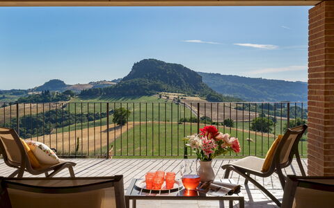 Il Poggiarellone 14: Mueble, Colina, Mueble Para Exteriores, Silla, Mesa Al Aire Libre, Cordillera, Eco Hotel, Sombra, Balcón, Cocina Y Comedor Mesa