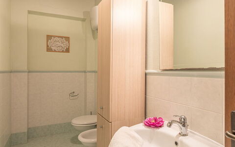Il Fitto 10: Lavabo Del Baño, Arreglo De Tubería, Piso, Baño, Suelo, Lavabo, Diseño De Interiores, Grifo, Plomería, Habitación