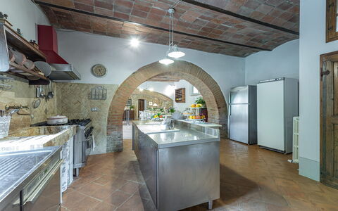 Il Molinaccio 14+2: Mueble, Diseño De Interiores, Techo, Cocina, Piso, Mostrador, Encendiendo, Mesa, Habitación, Suelo