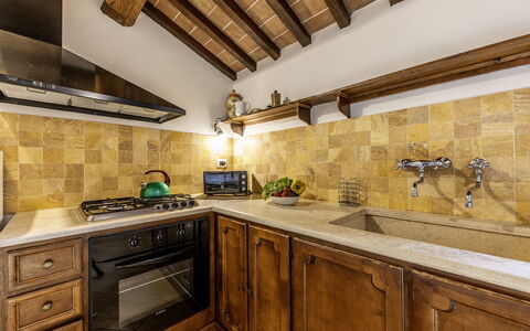 Casale dei 12: Piso, Madera, Cocina, Mostrador, Diseño De Interiores, Suelo, Techo, Gabinetes, Encendiendo, Casa