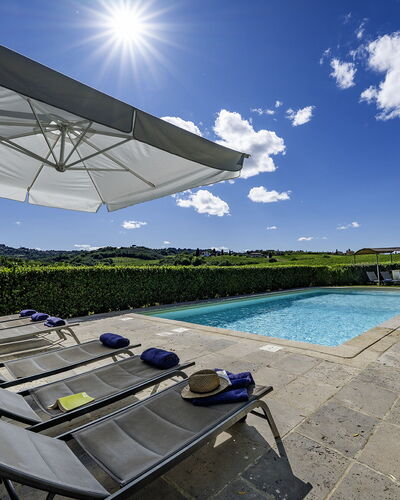 Casale dei 12: Azul, Piscina, Mueble Para Exteriores, Recurso, Sombra, Jardín, Paisajismo, Ocio, Paraguas, Eco Hotel