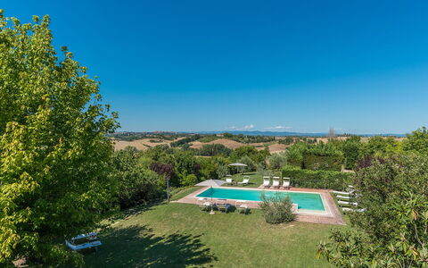 Finestra su Siena 16: Azul, Árbol, Entorno Natural, Paisaje, Llanura, Pradera, El Terreno Del Lote, Área Rural, Prado, Césped