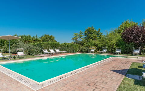Finestra su Siena 16: Piscina, Recurso, Jardín, Inmuebles, Thermae, Paisajismo, Eco Hotel, Hacienda, Sombra, Mueble Para Exteriores