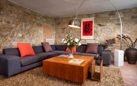 Cinque Cipressi 8: Mueble, Sofá, Diseño De Interiores, Piso, Pared, Sala, Madera, Suelo, Mesa, Casa