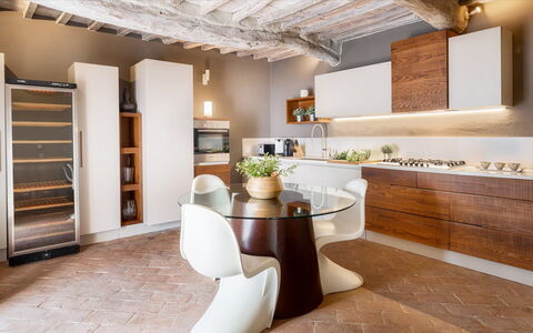 Cinque Cipressi 8: Mueble, Diseño De Interiores, Cocina, Piso, Madera, Mostrador, Aparato De Cocina, Suelo, Gabinetes, Techo