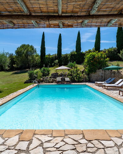 Cinque Cipressi 8: Azul, Piscina, Recurso, Mueble Para Exteriores, Fuente De Agua, Ocio, Jardín, Paisajismo, Eco Hotel, Sombra