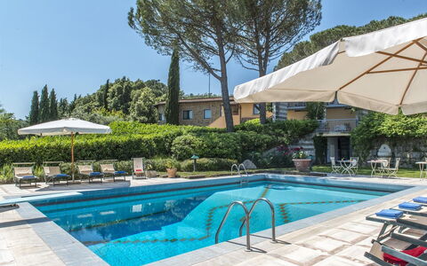 Il Vignale 18+2: Piscina, Mueble Para Exteriores, Sunlounger, Recurso, Mueble, Paraguas, Thermae, Eco Hotel, Sombra, Paisajismo
