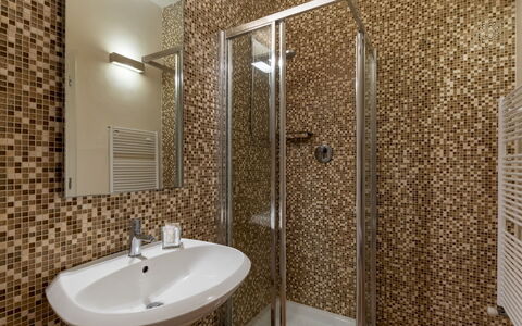 Villa Panorama 14: Baño, Piso, Pared, Arreglo De Tubería, Suelo, Diseño De Interiores, Lavabo Del Baño, Loseta, Plomería, Lavabo