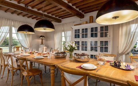 Villa Panorama 14: Mueble, Diseño De Interiores, Mesa, Madera, Silla, Piso, Cocina Y Comedor Mesa, Comedor, Techo, Encendiendo