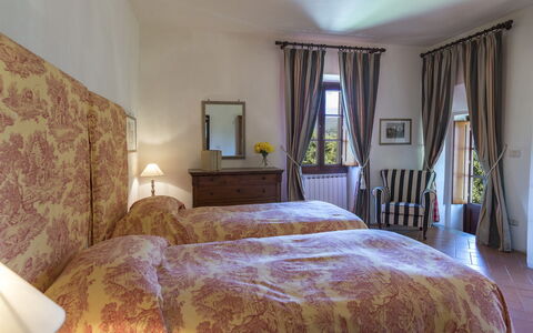 Villa Palazzaccio 26: Mueble, Pared, Diseño De Interiores, Habitación, Linos, Silla, Lámpara, Techo, Habitación, Cama