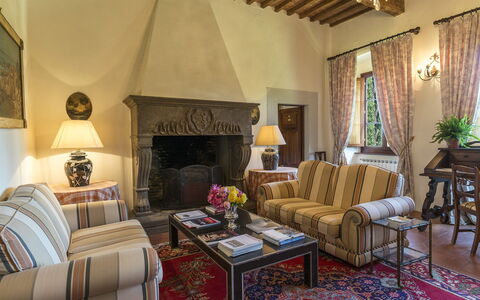 Villa Palazzaccio 26: Mueble, Pared, Casa, Piso, Diseño De Interiores, Mesa, Silla, Lámpara, Sala