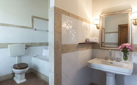 Villa Palazzaccio 26: Baño, Lavabo Del Baño, Arreglo De Tubería, Diseño De Interiores, Piso, Lavabo, Suelo, Baño, Grifo, Plomería