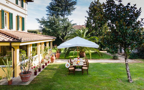 Villa Luigina 8: Barrio Residencial, Casa, Casa, Inmuebles, Sombra, Jardín, Mansión, Hacienda, Césped, Paisajismo