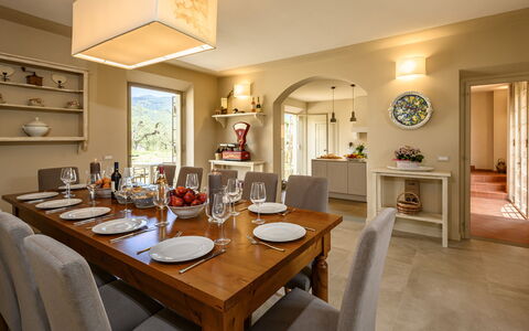 Villa Monnalisa 12: Mueble, Diseño De Interiores, Mesa, Piso, Silla, Techo, Cocina Y Comedor Mesa, Comedor, Habitación, Encendiendo