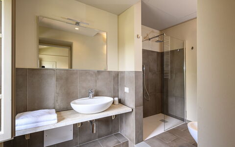 Villa Monnalisa 12: Piso, Diseño De Interiores, Suelo, Baño, Pared, Arreglo De Tubería, Techo, Lavabo Del Baño, Habitación, Plomería