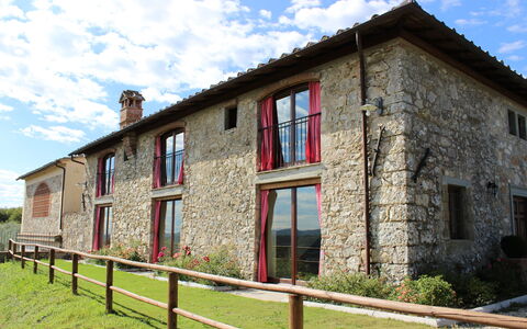 Villa la Poiana 10: Puerta, Cabaña, Casa De Campo, Inmuebles, Ventana De Guillotina, Yarda, Ladrillo, Villa, Planta De Casa, Balcón