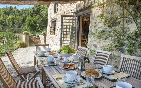 Villa delle Upupe 8: Mueble, Mesa, Mueble Para Exteriores, Silla, Cocina Y Comedor Mesa, Vajilla, Mesa Al Aire Libre, Restaurante, Utensilios Para Servir, Comedor