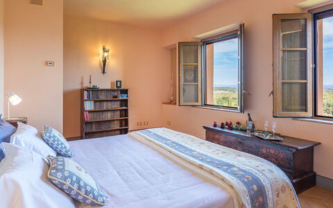 Villa Il Foramasso 10+2: Pared, Habitación, Cama, Sábana, Mueble, Habitación, Casa, Suelo, Marco De La Cama, Lecho