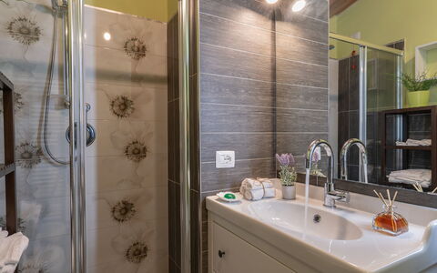 Ai Due Cuori 4: Baño, Arreglo De Tubería, Diseño De Interiores, Lavabo Del Baño, Lavabo, Piso, Grifo, Mueble De Baño, Espejo, Suelo