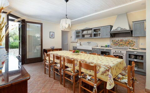 Antiche Pietre 10: Mueble, Diseño De Interiores, Madera, Mesa, Piso, Techo, Cocina Y Comedor Mesa, Habitación, Silla, Comedor