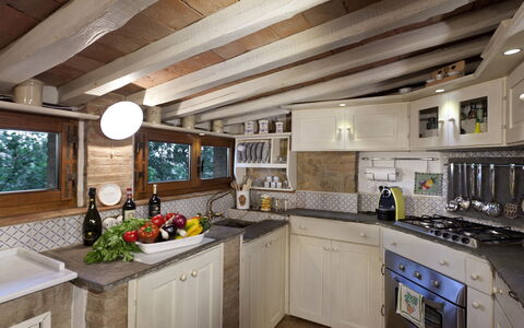 Borgo Paradiso 4+2: Cocina, Madera, Diseño De Interiores, Mostrador, Electrodoméstico, Mueble, Piso, Techo, Casa, Aparato De Cocina