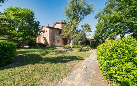 Casale dei Girasoli 14: Arbusto, Casa, Barrio Residencial, Casa, Jardín, Inmuebles, Césped, Paisajismo, Suburbio, Yarda