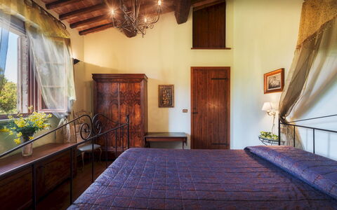 Casale dei Girasoli 14: Mueble, Cama, Linos, Planta De Casa, Marco De La Cama, Habitación, Silla, Lámpara, Lecho, Manchas De Madera