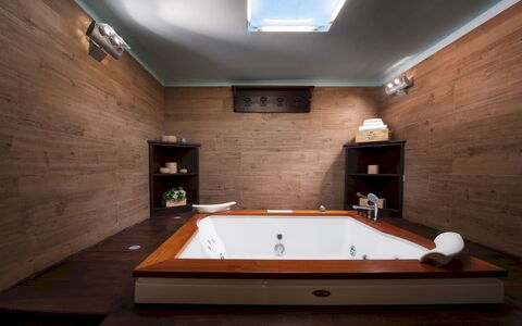 Casale dei Girasoli 14: Bañera, Piso, Arreglo De Tubería, Diseño De Interiores, Suelo, Madera, Mueble, Encendiendo, Baño