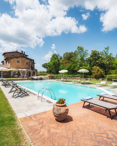 Casale dei Girasoli 14: Piscina, Inmuebles, Recurso, Hacienda, Mueble Para Exteriores, Villa, Paraguas, Eco Hotel, Mansión, Paisajismo
