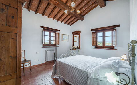 Casale Cinque Valli 8: Pared, Mueble, Casa, Habitación, Cama, Marco De La Cama, Villa, Planta De Casa, Casa De Campo, Ático