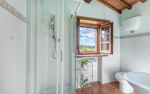 Casale Cinque Valli 8: Diseño De Interiores, Techo, Arreglo De Tubería, Habitación, Plomería, Grifo, Planta De Casa, Lavabo