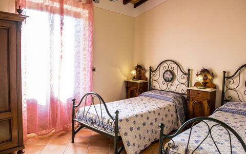 Vinciluna 4: Habitación, Mueble, Diseño De Interiores, Cama, Piso, Sábana, Lecho, Suelo, Marco De La Cama, Linos
