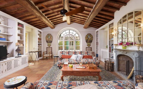 Podere Gragnano 12: Mueble, Diseño De Interiores, Piso, Madera, Sofá, Casa, Techo, Suelo, Mesa, Sala