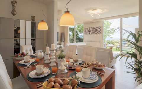 Il Ciliegio sul Lago 6: Mueble, Diseño De Interiores, Mesa, Silla, Comedor, Cocina Y Comedor Mesa, Vajilla, Piso, Encendiendo, Habitación