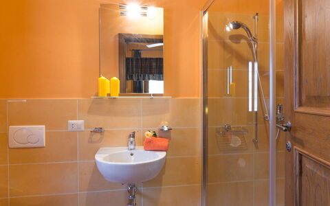 Il Casale del Nonno 8+2: Baño, Lavabo Del Baño, Arreglo De Tubería, Pared, Diseño De Interiores, Lavabo, Piso, Grifo, Suelo, Plomería