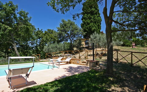 Monterzi 4: Inmuebles, Piscina, Hacienda, Patio Interior, Sombra, Jardín, Villa, Yarda, Paisajismo, Mueble Para Exteriores